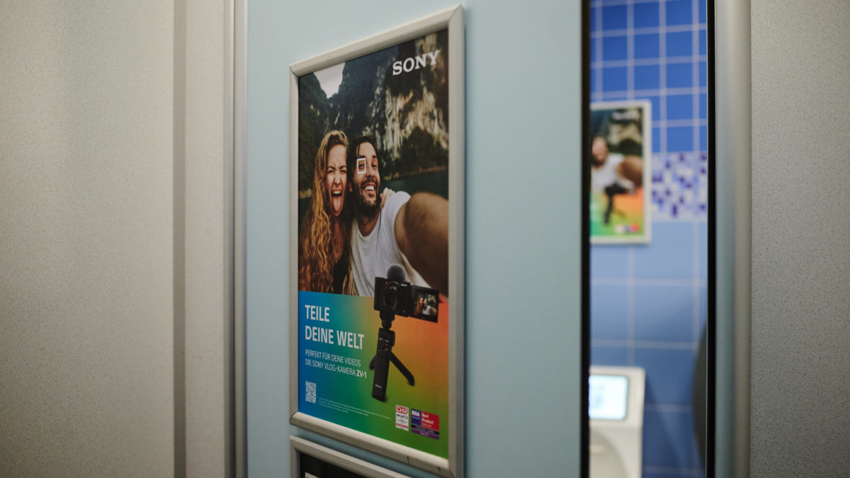 Sony Autobahnkampagne SANIFAIR Autobahn Toilettenplakat